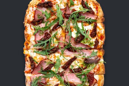 Окорок с вялеными томатами