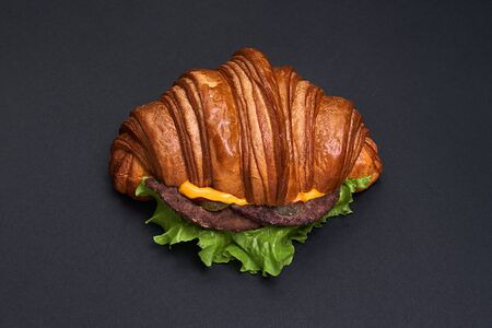 Круассан с говяжьей котлетой