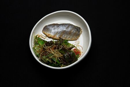 Филе сибаса с микс-салатом и картофелем пай