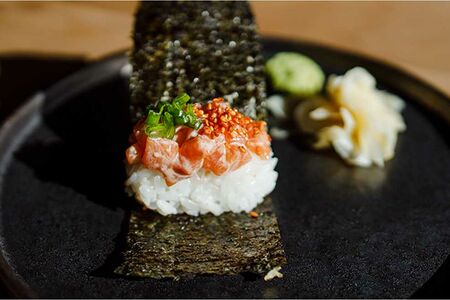 Хенд ролл с лососем