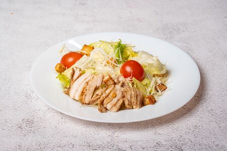 Салат Цезарь с курицей классический