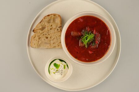 Крепкий борщ с рваной говядиной