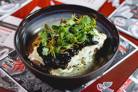 Рёбра свиные с древесными грибами и цитрусовым соусом