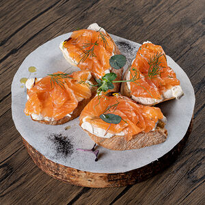 Брускетта с лососем