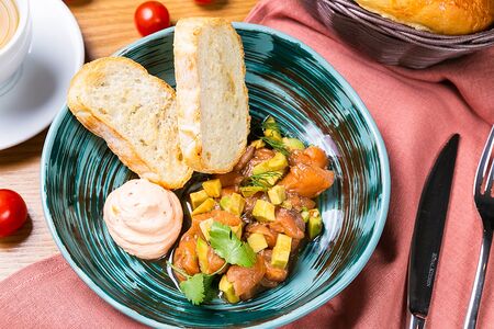 Тартар из лосося с авокадо