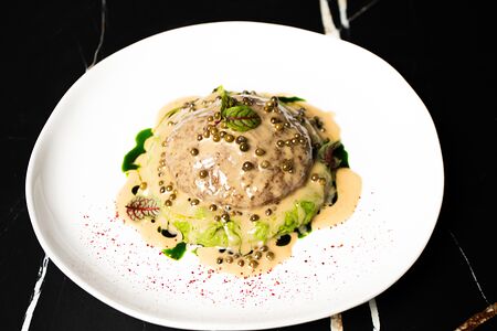 Бифштекс с зеленым горошком и перечным соусом