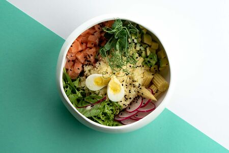 Боул с кускусом, лососем и авокадо