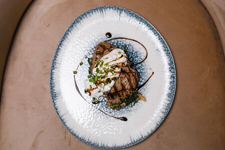 Стейк Бон-Филе с сырным соусом (Peynir soslu Bonfile biftek)