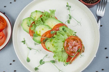 Брускетта с томатами и авокадо