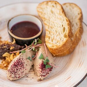 Паштет из куриной печени с ягодным соусом и луковым джемом