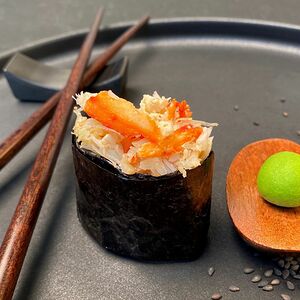 Гункан с камчатским крабом