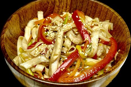 Вок с пшеничной лапшой удон и курицей