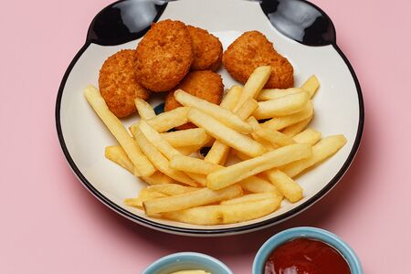 Куриные наггетсы с картофелем фри и соусом