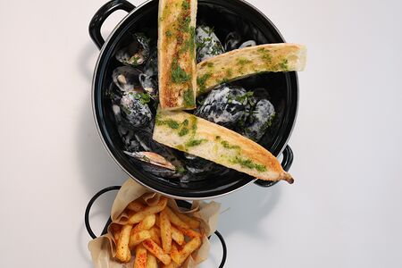 Мидии в сливочном соусе с трюфельным маслом, багетом и картофелем фри (большая порция)