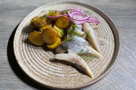 Сельдь с молодым картофелем