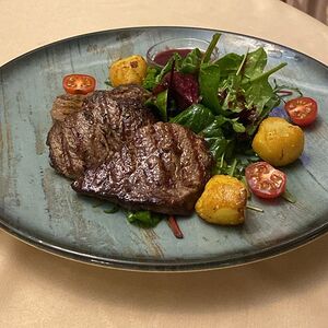 Говяжьи медальоны с вишневым соусом и картофелем