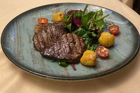 Говяжьи медальоны с вишневым соусом и картофелем