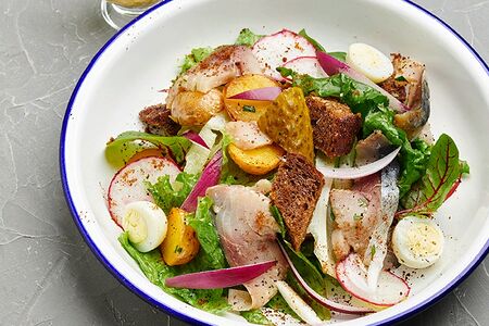 Деревенский салат со скумбрией и овощами