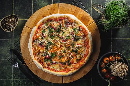 Пицца с курицей и грибами