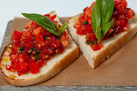 Брускетта Помодоро и базилико