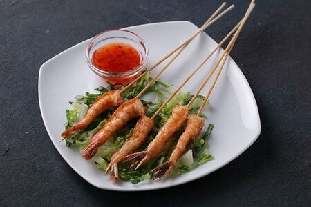 Креветки темпура на шпажках