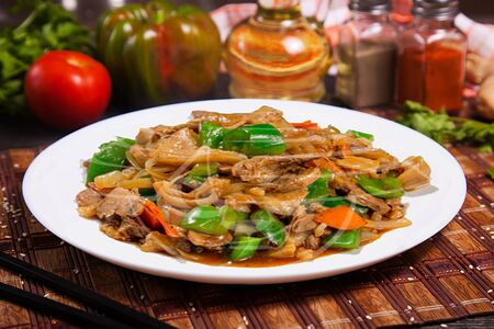 Рулька с овощами в соевом соусе