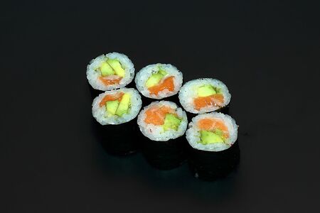 Маки лосось с авокадо