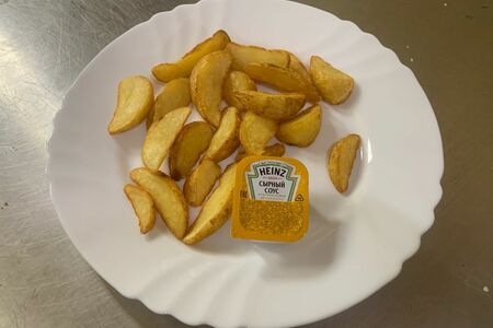 Картофель по-деревенски с соусом