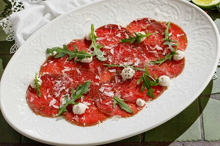 Карпаччо из говядины с трюфельным соусом