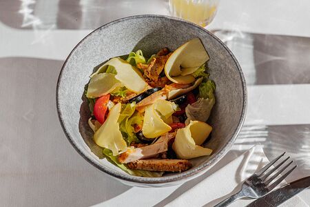 Салат с цыпленком и копченым сыром