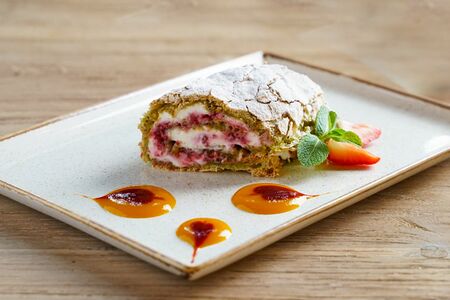 Фисташковый рулет с малиной