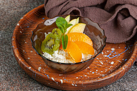 Творог с фруктами