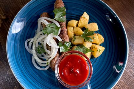 Люля-кебаб из свинины с картофелем фри