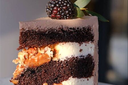 Шоколадный торт со взбитой домашней карамелью и орехом пекан