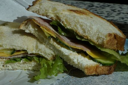 Сэндвич с сыром и ветчиной