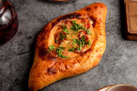 Хачапури с креветками в соусе том ям