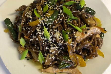 Соба с курицей под соусом терияки