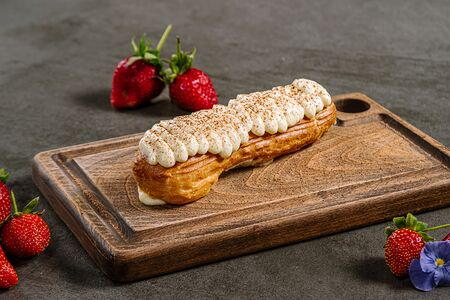 Эклер с кремом тирамису