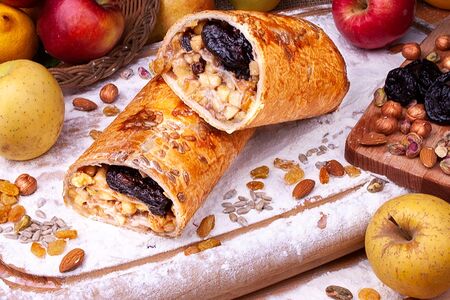 Штрудель яблоко, изюм, чернослив