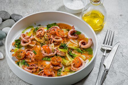 Тёплый салат с щупальцами кальмаров