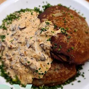 Драники с курицей в сливочном соусе