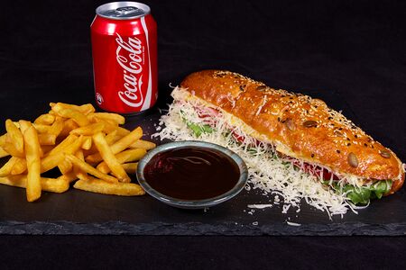 Сендвич цезарь, картофель фри и напиток