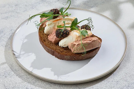 Брускетта с куриным паштетом и маскарпоне