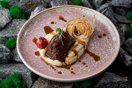 Томлёные говяжьи щечки