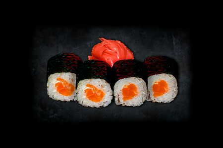 Ролл с лососем