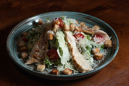 Салат Цезарь с курицей