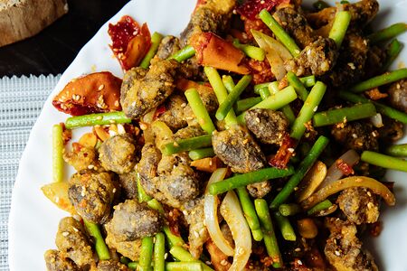 Куриные сердечки с побегами чеснока