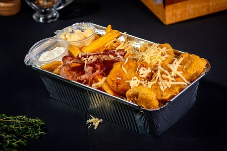 Фри с наггетсами и сырным соусом