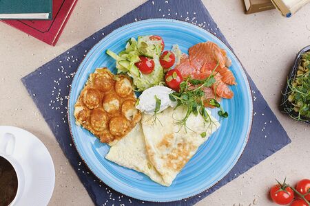 Омлет с картофельной вафлей и творожной намазкой