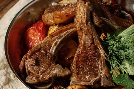 Баранина на кости, запеченная с овощами